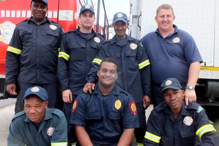 Gansbaai Brandweer se permanente beamptes, met voor vlnr M Molise (kontrakwerker), M Ackers en A Mohlabi. Agter vlnr T Xovula, J van Lill, E Bosi en G Badenhorst - Die gemeenskap is trots op julle!
